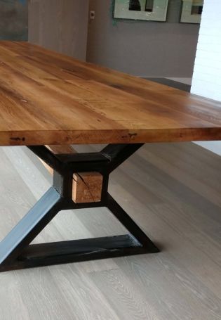 Деревянный стол на металлическом основании