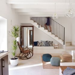 Оформление пространства под лестницей в частном доме