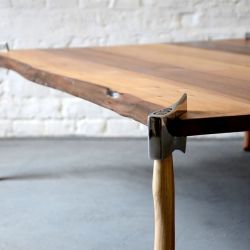 Деревянный стол с металлическими ножками
