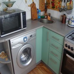 Кухня с холодильником и стиральной машиной