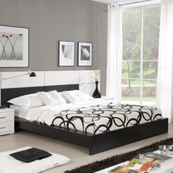 Спальня с черной кроватью и белой мебелью