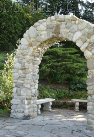 Японская арка в саду