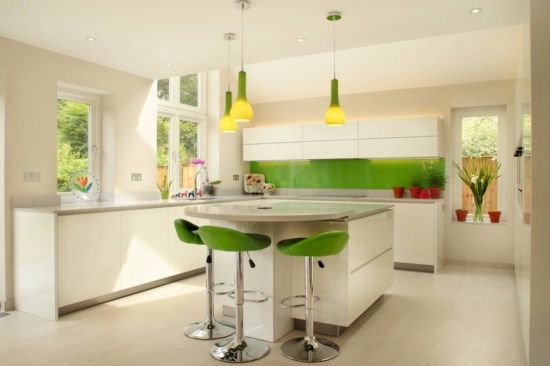 Белая кухня с зелеными стульями в интерьере