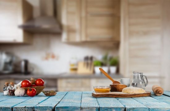 Кухня с деревянным столом