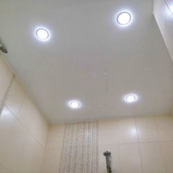 Подвесной светильник в туалете