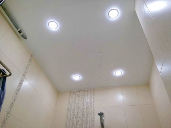 Подвесной светильник в туалете