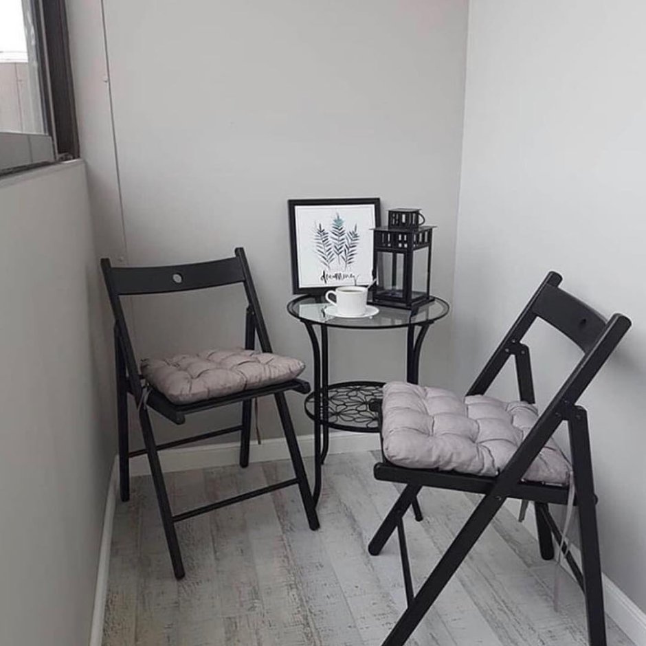 Интерьер балкона с подвесным креслом