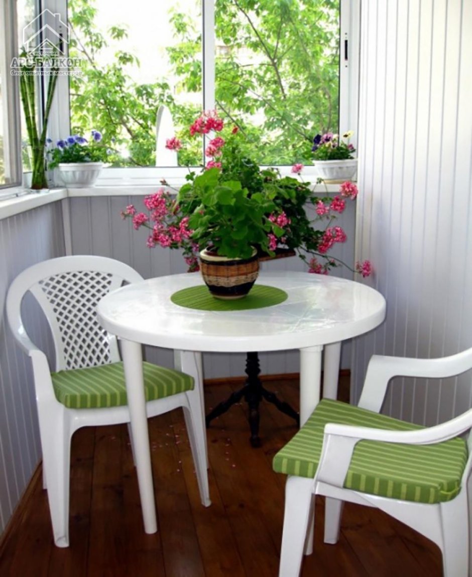 Красивый столик на балкон