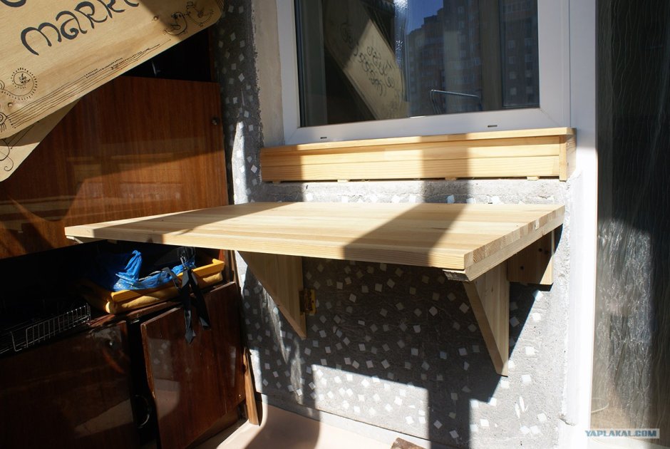 Маленький столик на балкон