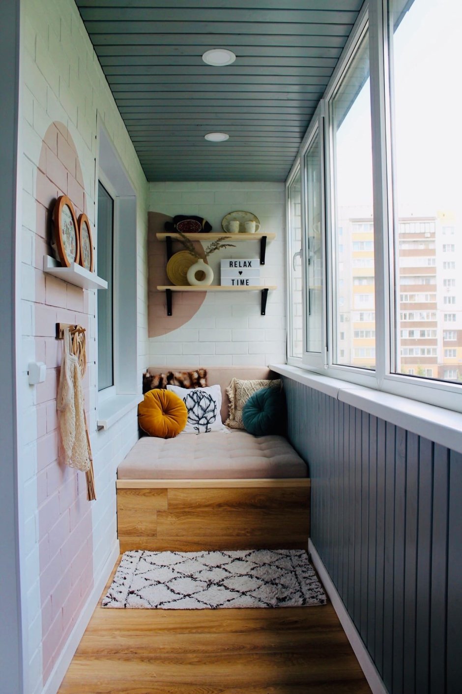 Уютный маленький балкон