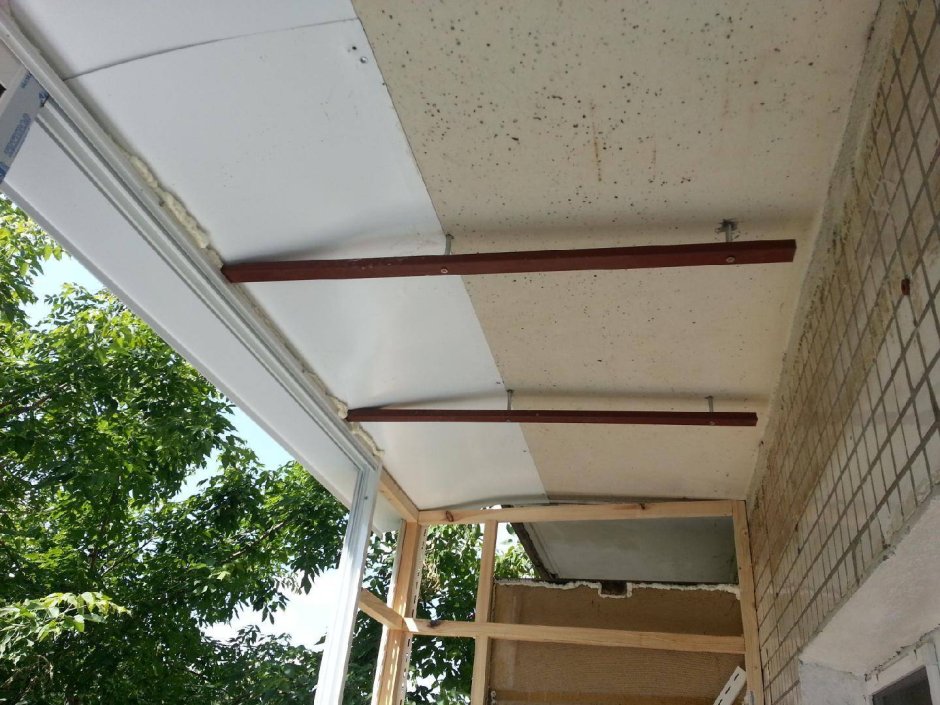 Монтаж реечного потолка на балконе