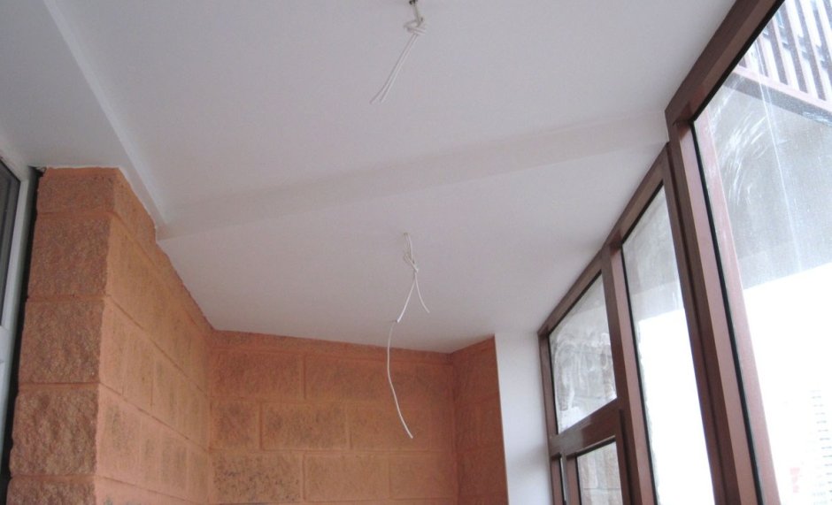 Реечный потолок на балкон