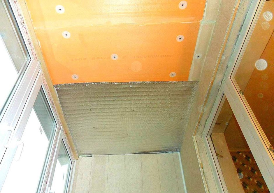 Отделка потолка на балконе пластиковыми панелями
