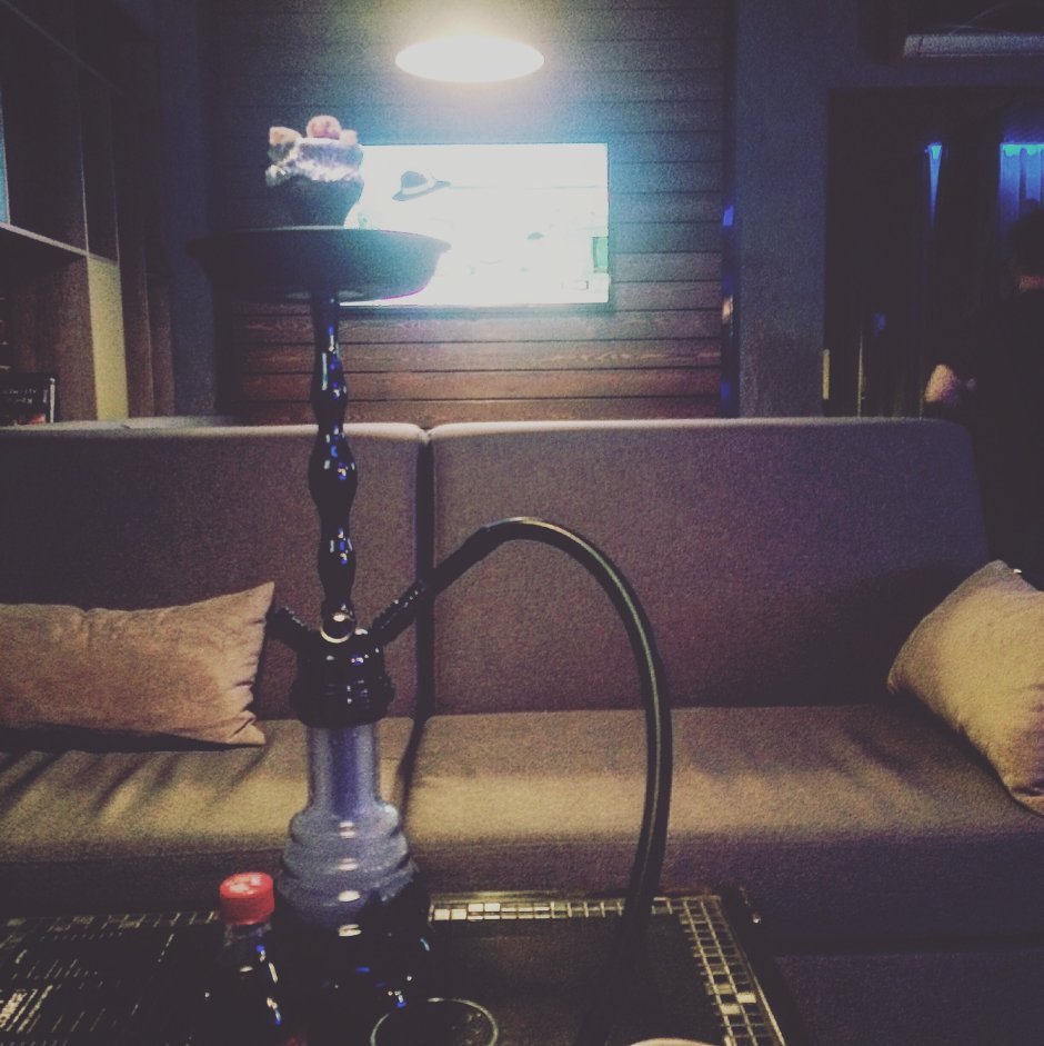 Девушка в кальянной без лица