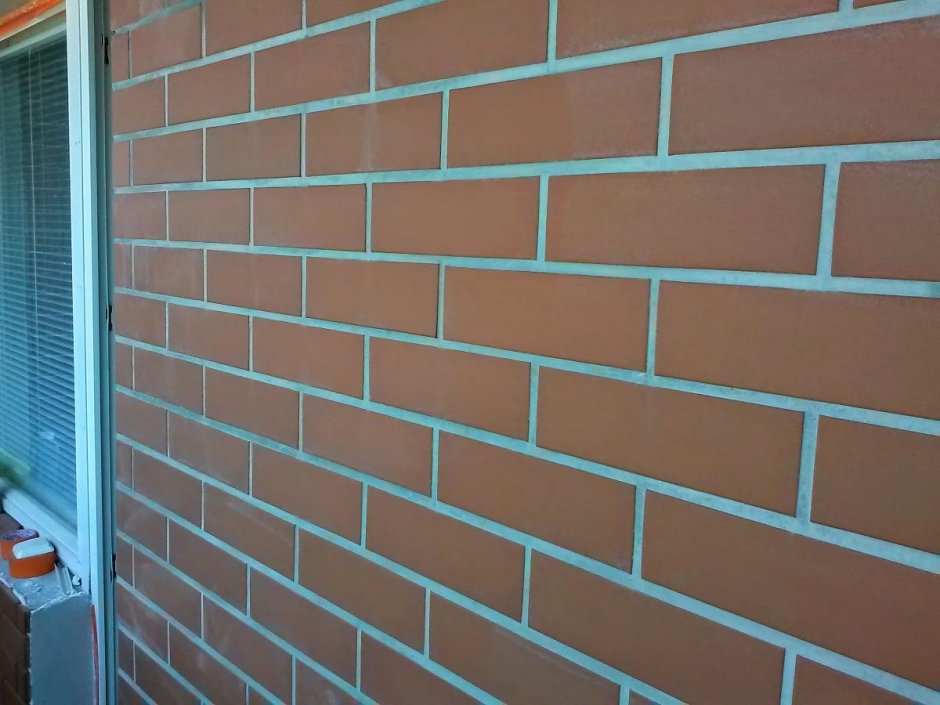 Окрашенный кирпич на балконе