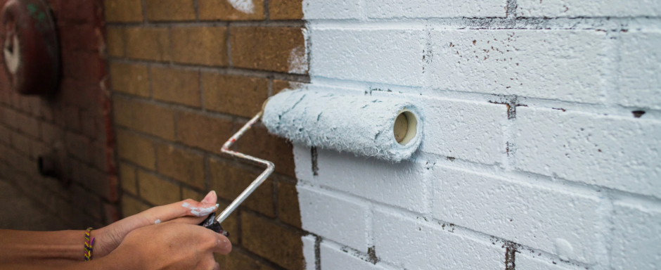 Покраска кирпичной стены на балконе