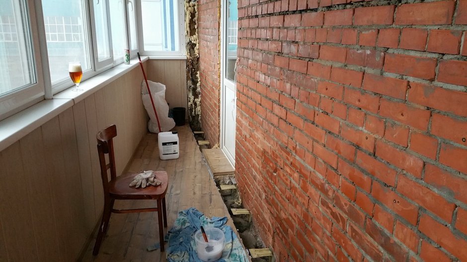 Покрасить кирпич на балконе