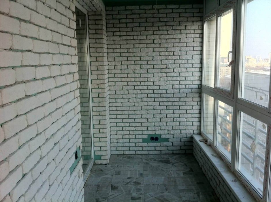 Крашеный кирпич на балконе