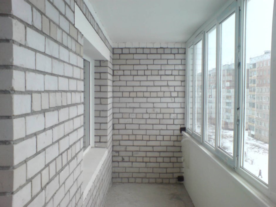 Крашеный кирпич на балконе