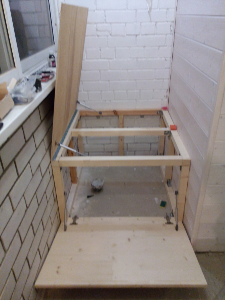 Складная лежанка на балконе