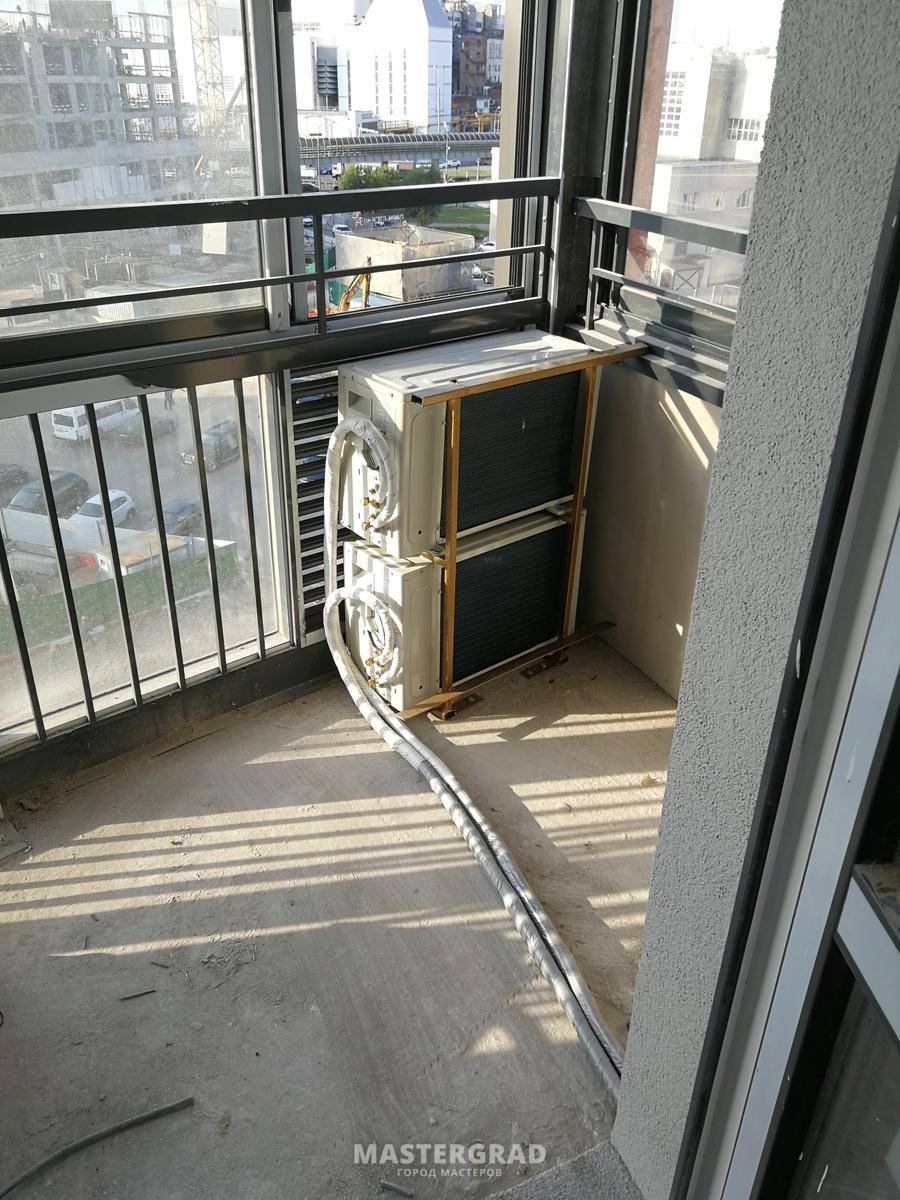 Можно ли ставить наружную. Вентиляционная решетка на балконе сбоку. Кондиционер на балконе. Монтаж кондиционера на балконе. Внешний блок кондиционера на балконе.