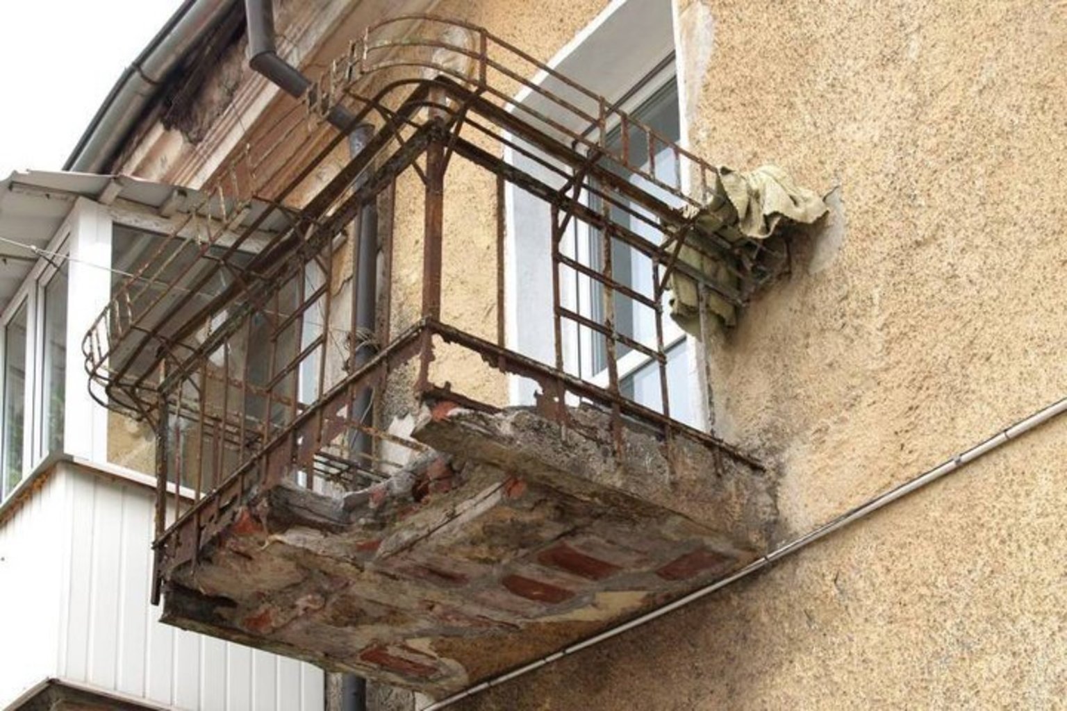 Трещина на балконе