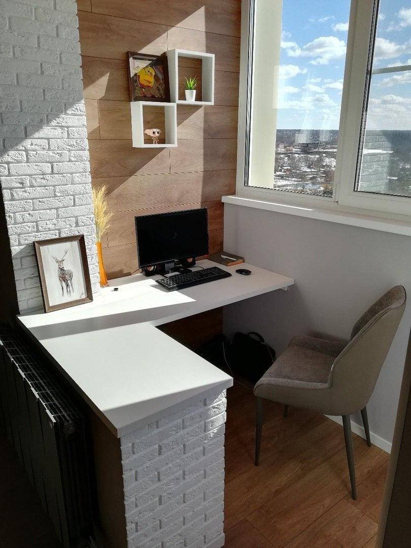 Компьютерный стол на лоджии