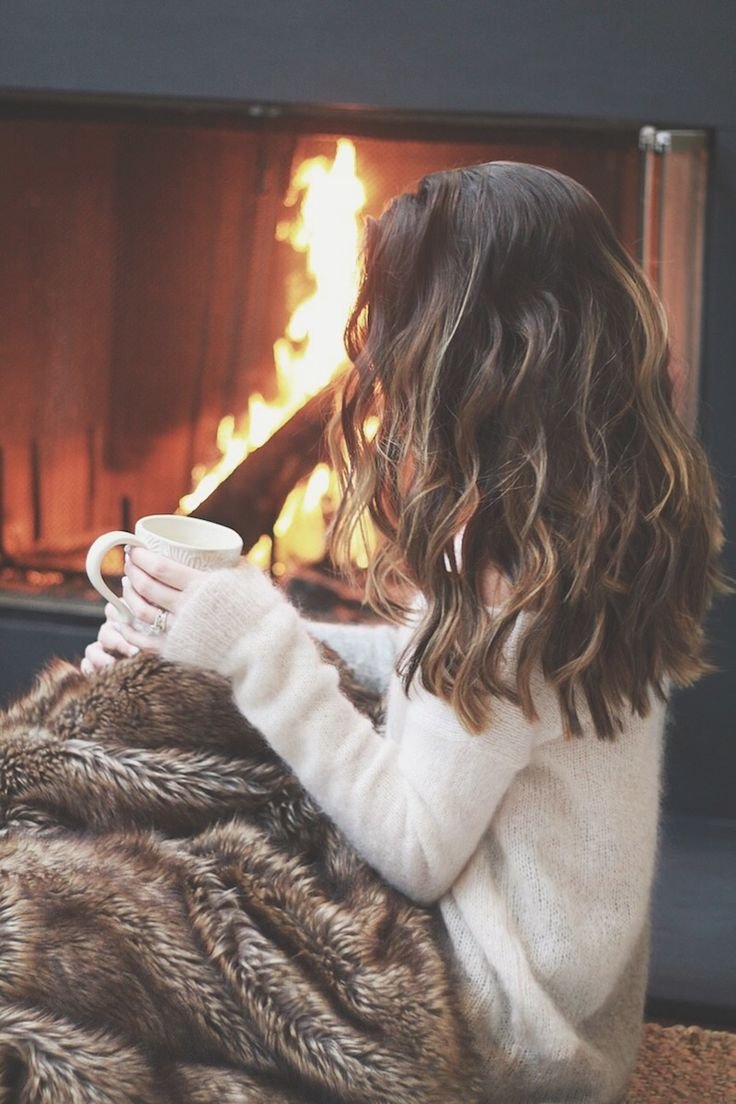 Девушка у камина в пледе