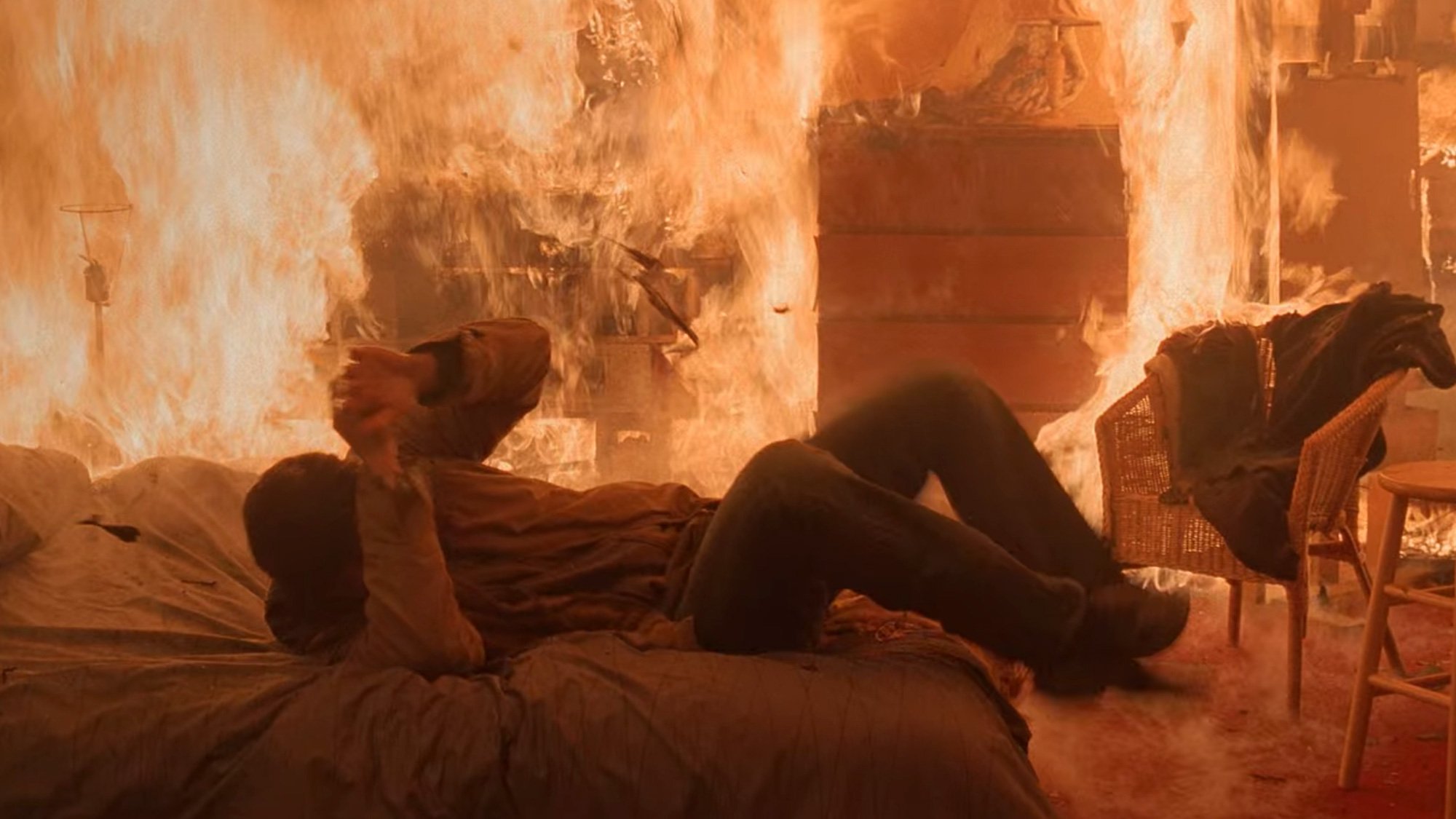 Девушка в горящей комнате. В горящей комнате. Чувак в горящей комнате.