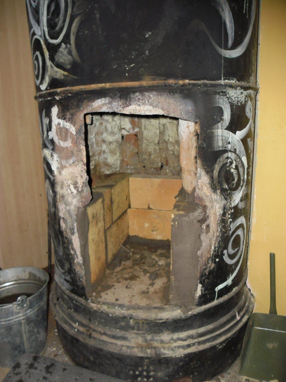 Гостиная зал с камином печью