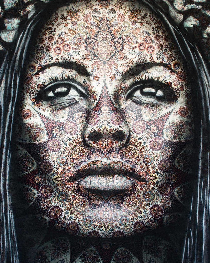 Ковер с женским лицом