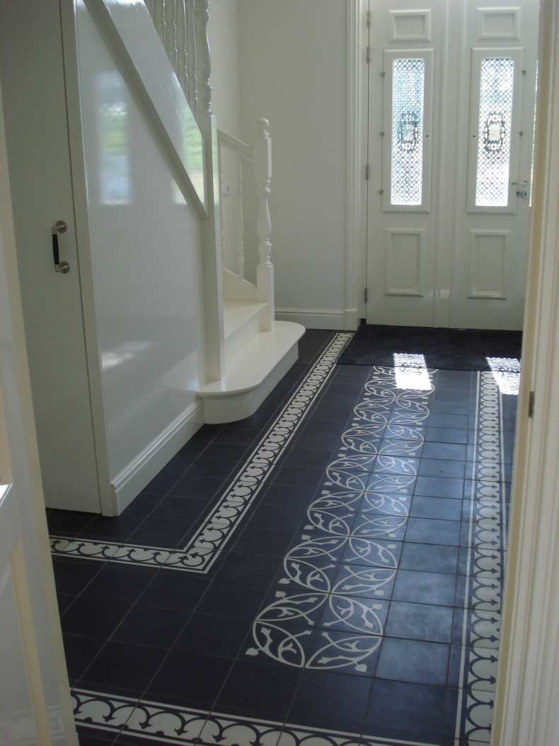 Пол из плитки в коридоре