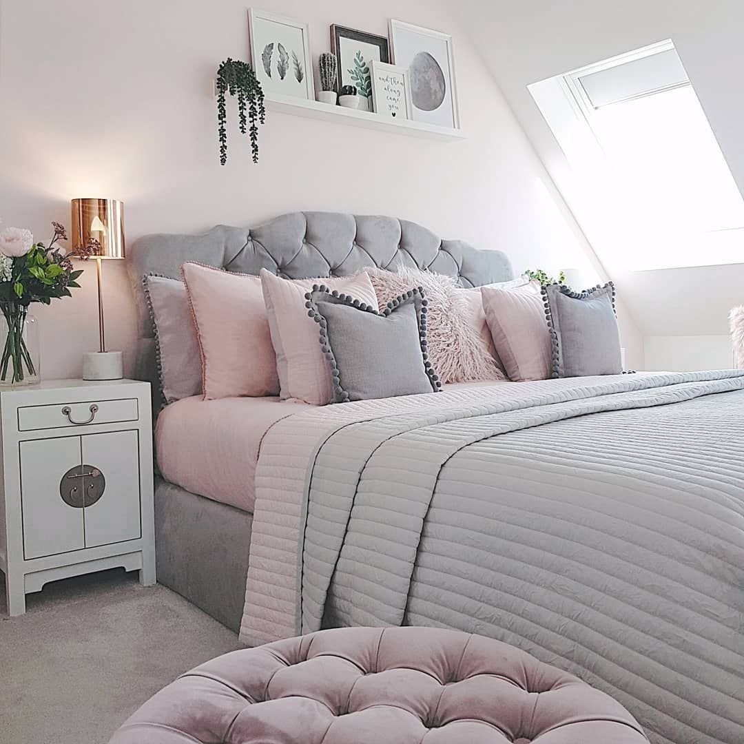 Серо розовая комната. Спальня в серо розовом цвете. Серо розовая спальня. Спальня в пастельных тонах. Спальня в серо розовых тонах.