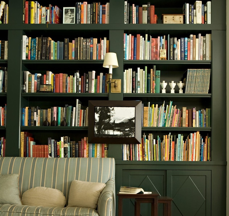 Интерьер с книжными полками