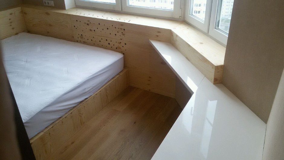 Кровать подиум на балконе