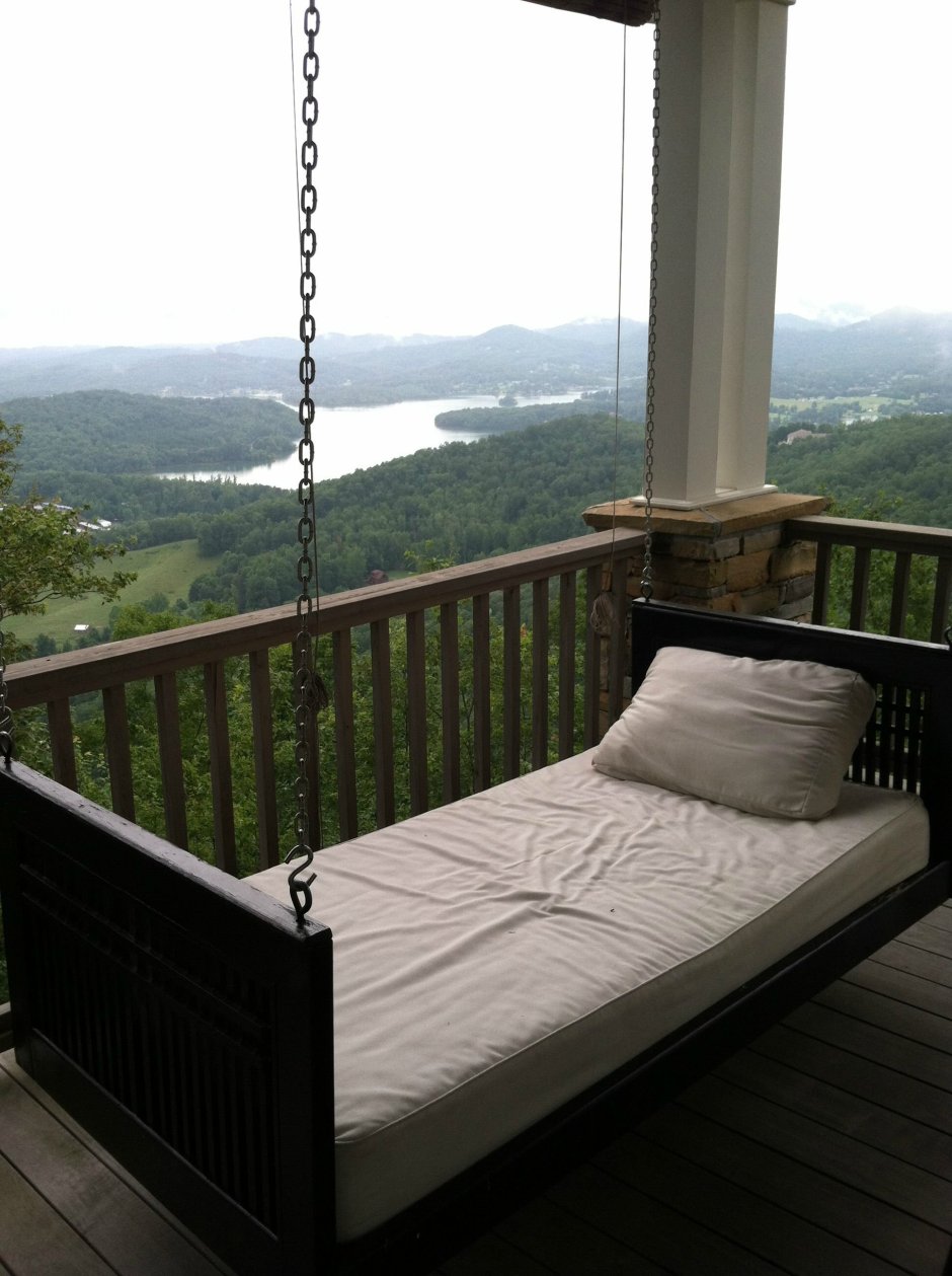 Двуспальная кровать на балконе