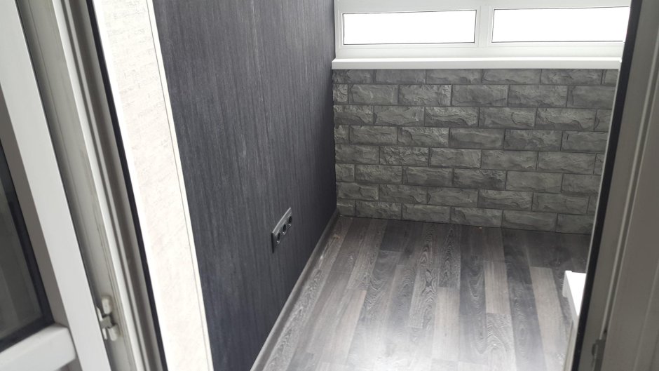 Отделка балкона панелями ламинатом