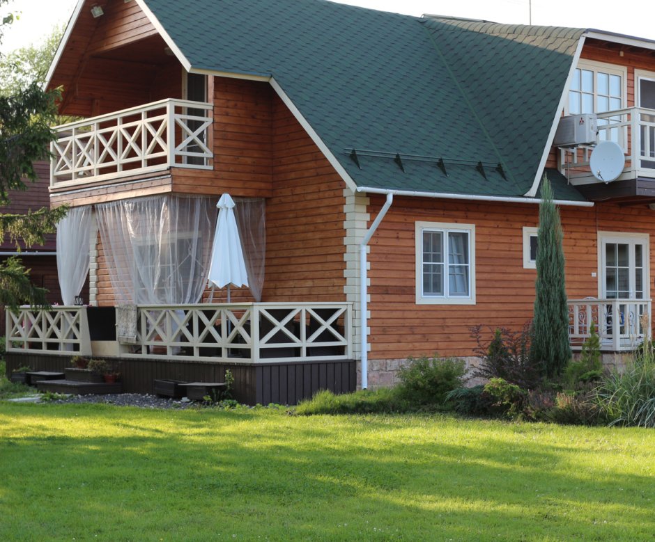 Деревянные дома с балконом