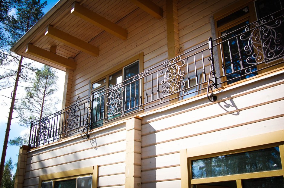 Кованый балкон в деревянном доме