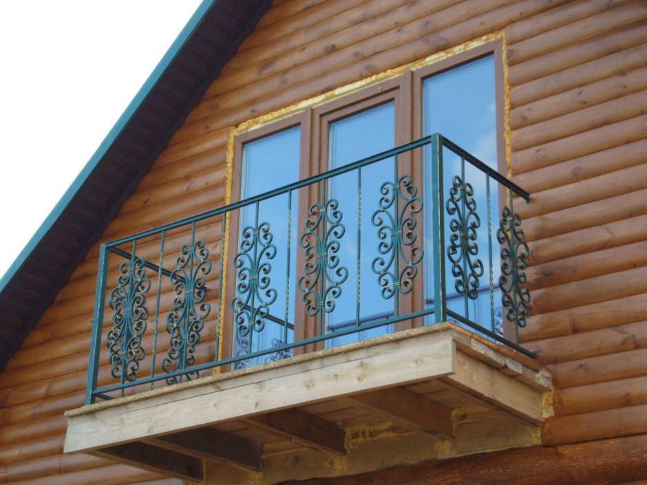 Выносной балкон в деревянном доме