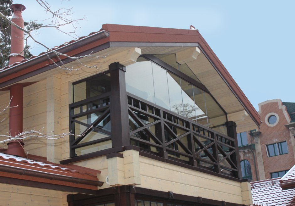 Деревянное ограждение балкона