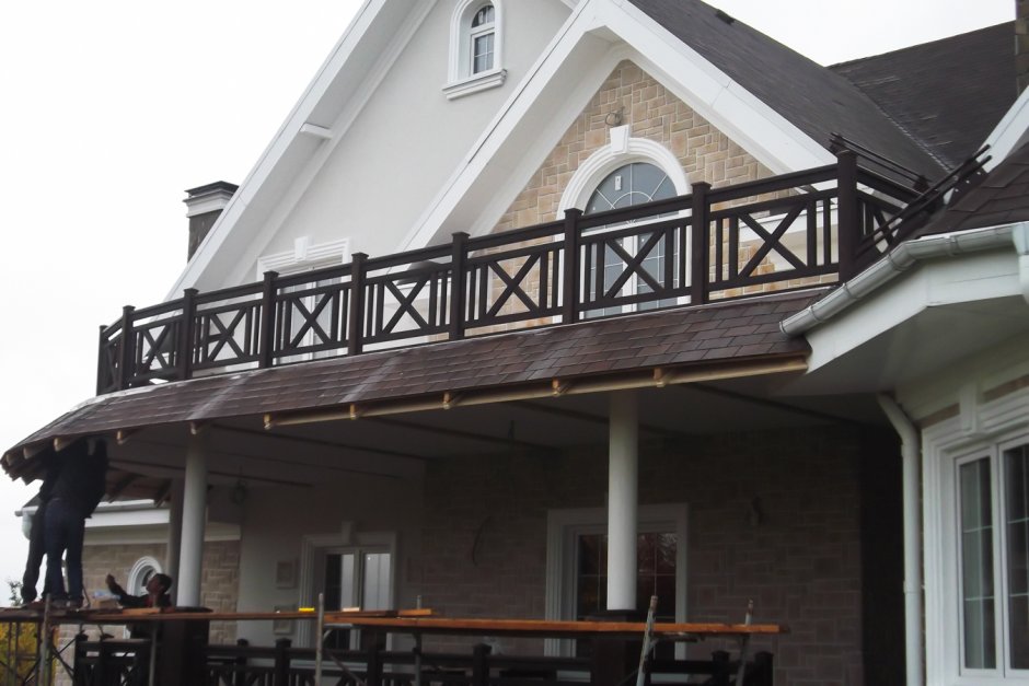 Перила на балконе в деревянном доме