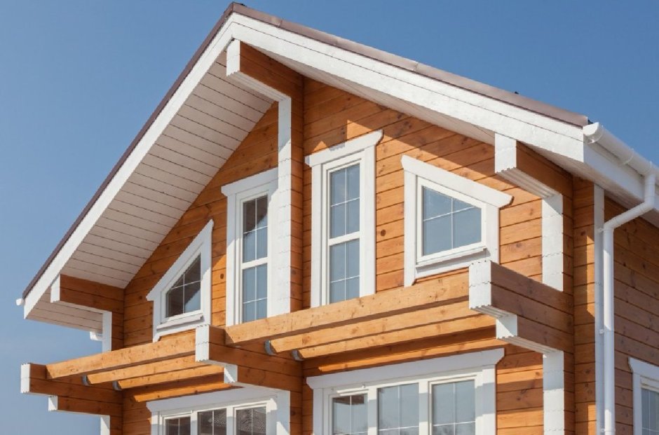 Деревянные балконы на загородных домах
