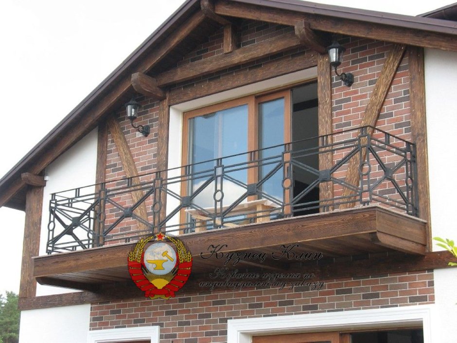 Ограждение балкона из дерева в частном доме