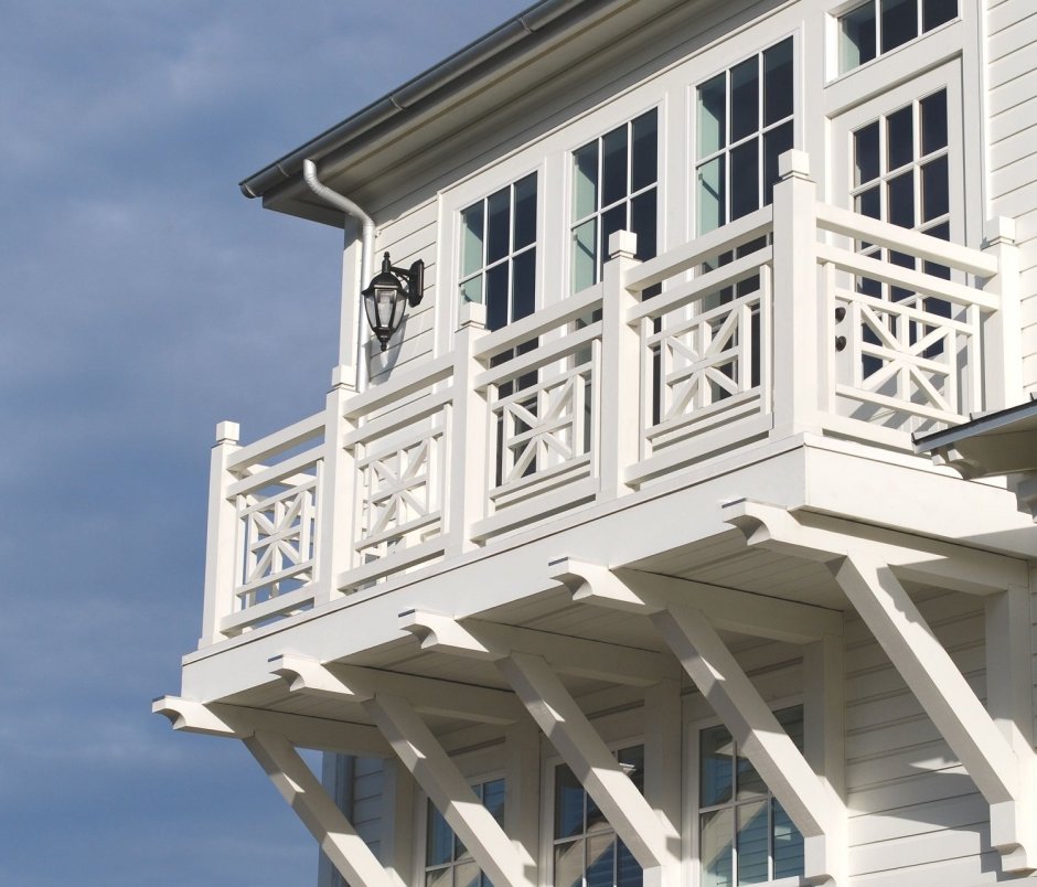 Застекленный балкон в деревянном доме