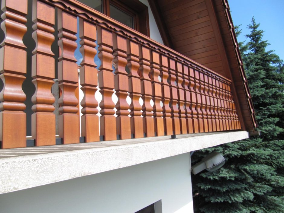 Перила для балкона в частном доме