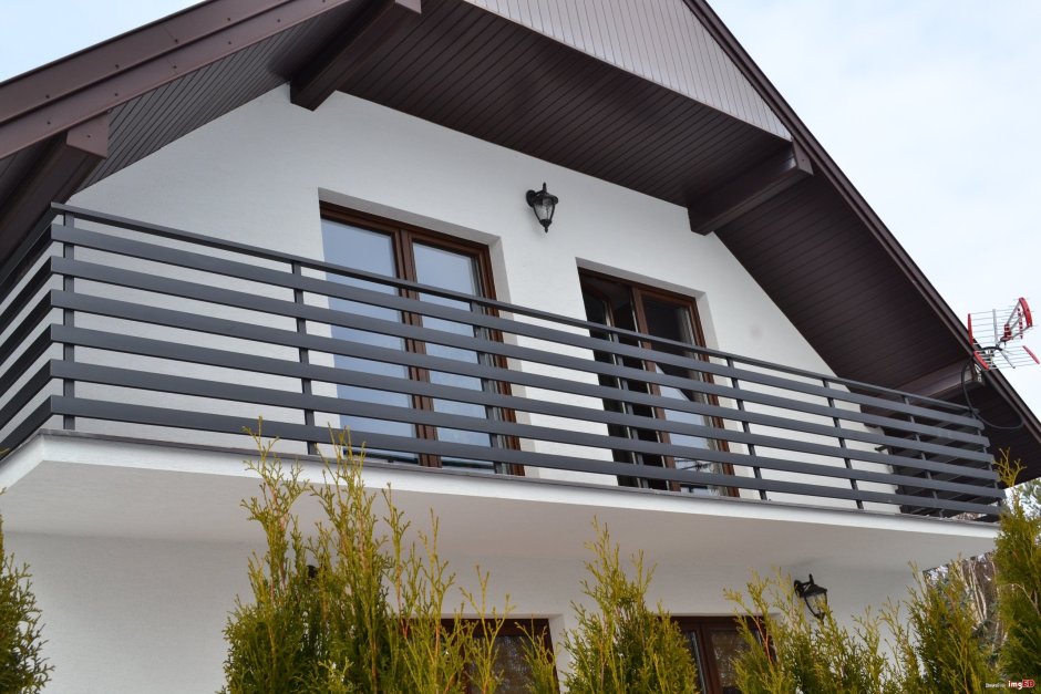 Деревянные балки на балконе