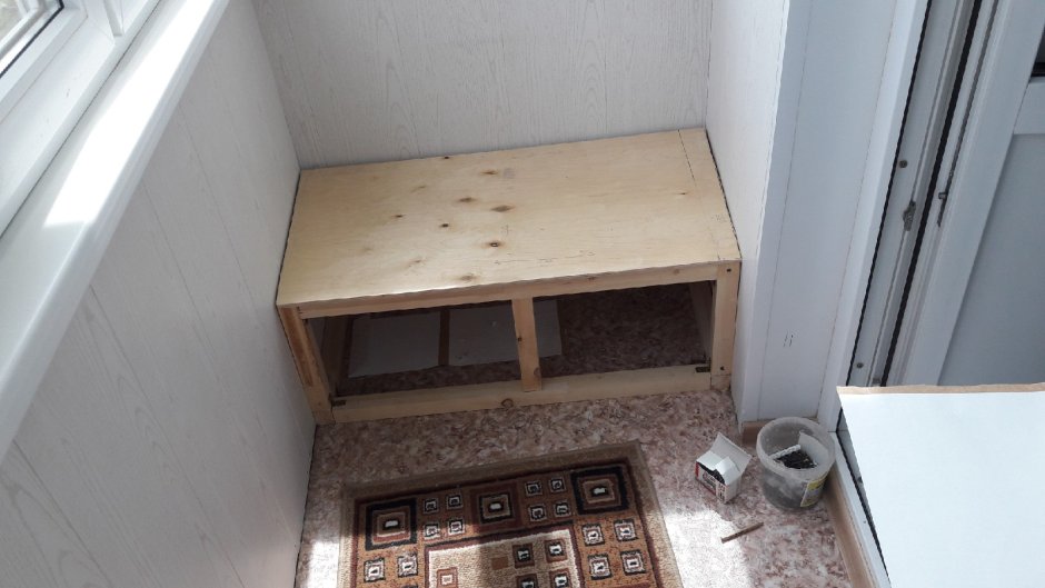 Скамейка на балкон с ящиком