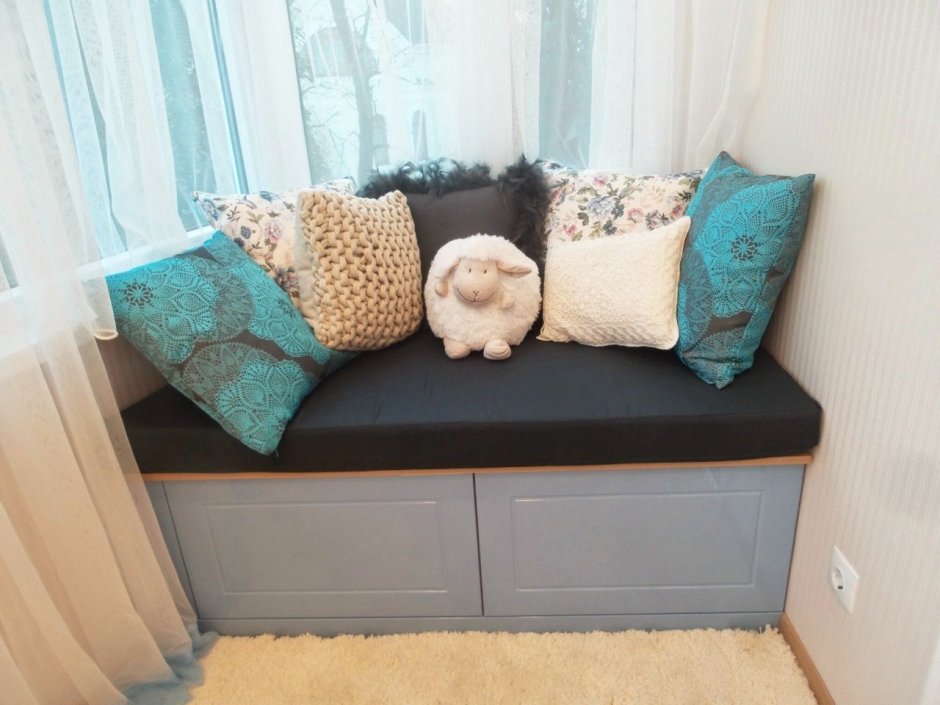 Мягкая скамейка на балкон