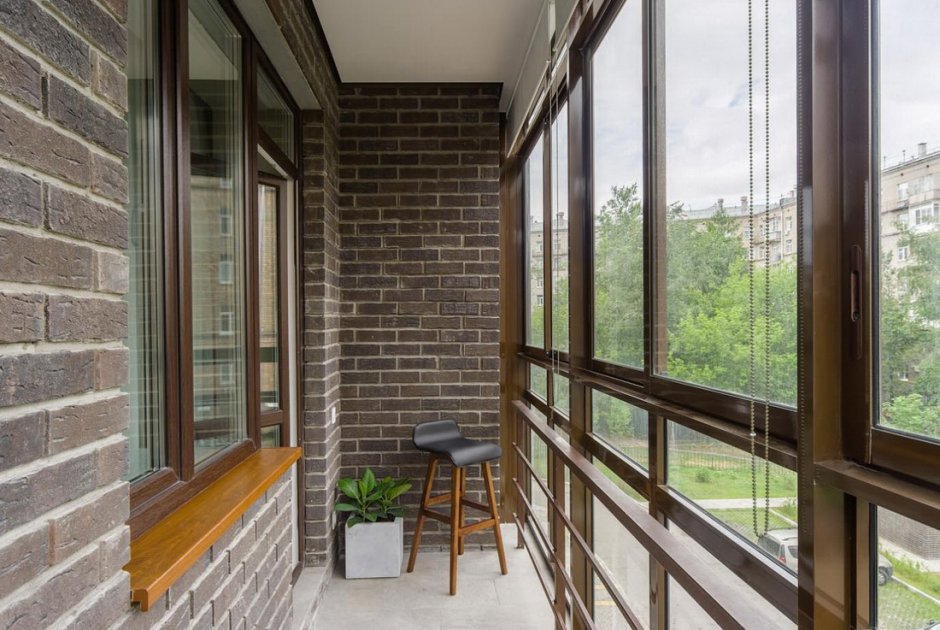 Декоративный кирпич на балконе